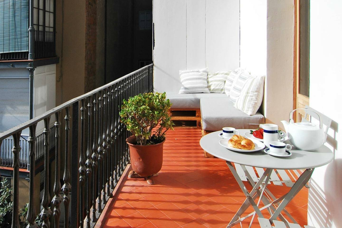 Как подготовить балкон к тёплому сезону: 8 идей для уютного отдыха
